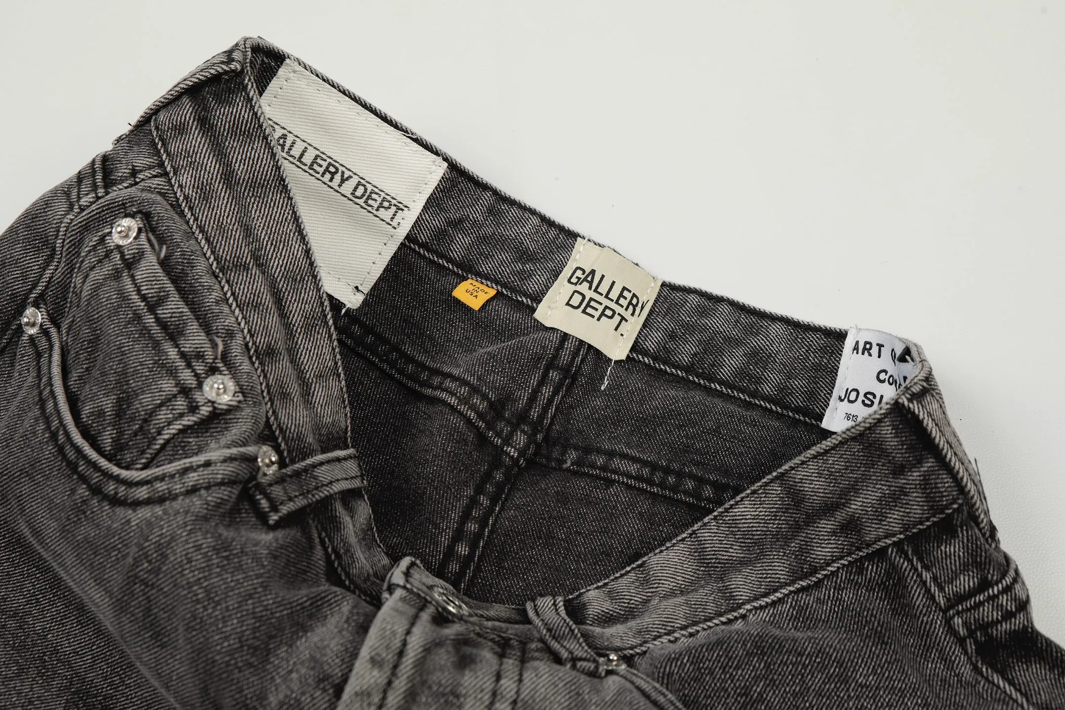 #8212 P246💰 GALLERY DEPT. LA Flared The first generation of Vintage spliced loose washed flared jeans - The original version is purchased and patterned to truly restore the ultimate texture of Vintage - The original hardware accessories, washed and other elevators, QR code analysis are all purchased from the original factory, high degree of restoration, you are welcome to compare with a certain product ~ - Three-dimensional version, loose and comfortable, not picky about the figure, taller and slimmer, factory Seiko, original factory quality control, same style for men and women, can be matched with couples Versatile recommendation: must-have jeans for all seasons - Sizes: 28 30 32 34 36